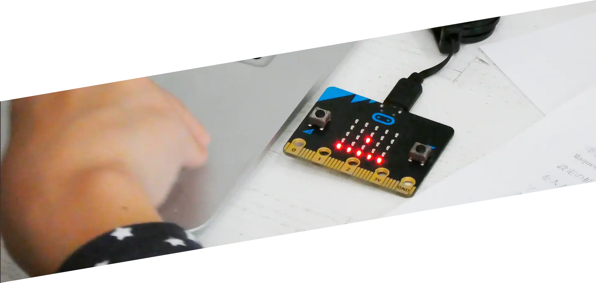 micro:bit でLチカしている様子